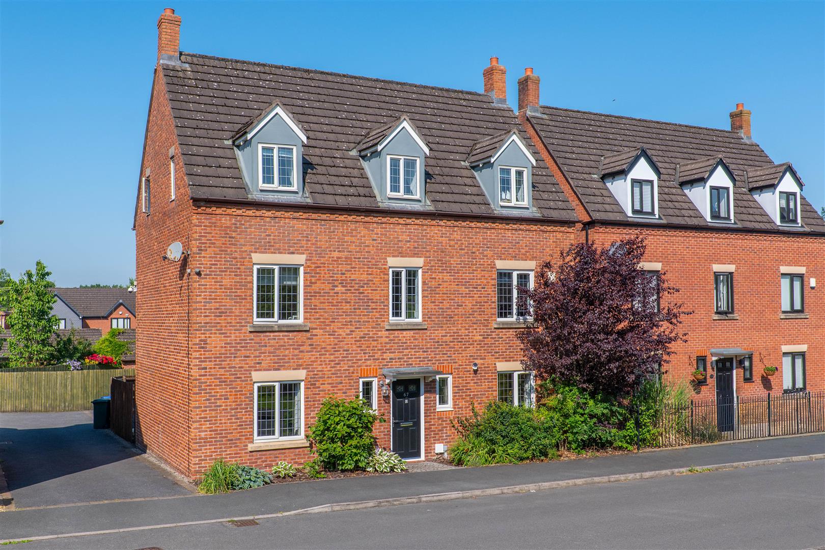 5 bed property in Fairview Drive, Chorley